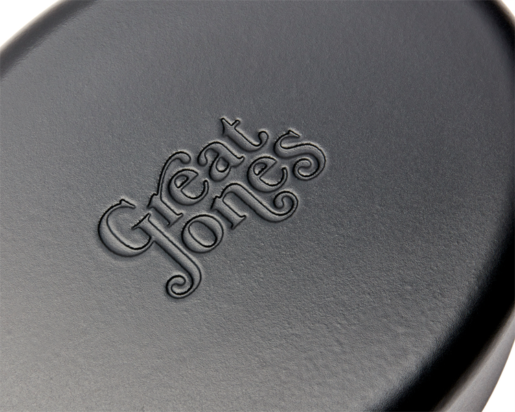 Enameled cast-iron Dutch oven in pepper black - logo close-up