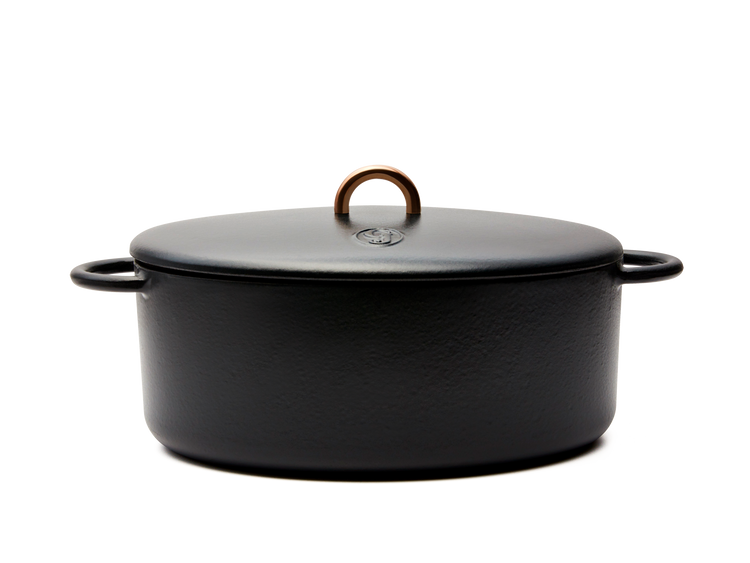 Enameled cast-iron Dutch oven in pepper black - side view with lid